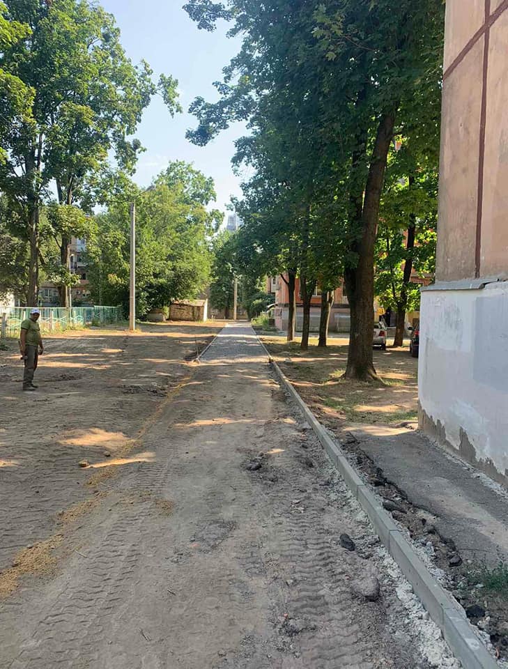 У Шевченківському районі ведуться внутрішньоквартальні ремонти