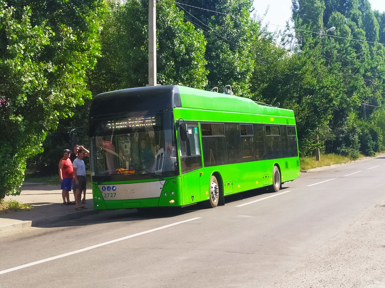 На Роганський житловий масив почали ходити тролейбуси з автономним ходом