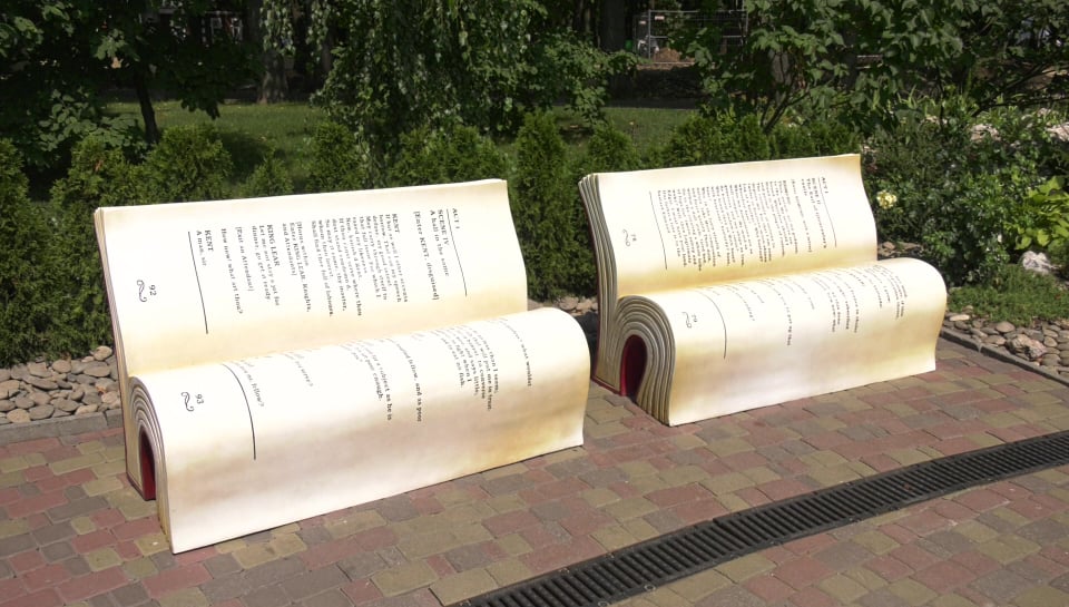 У парку Горького вже місяць працює вулична бібліотека
