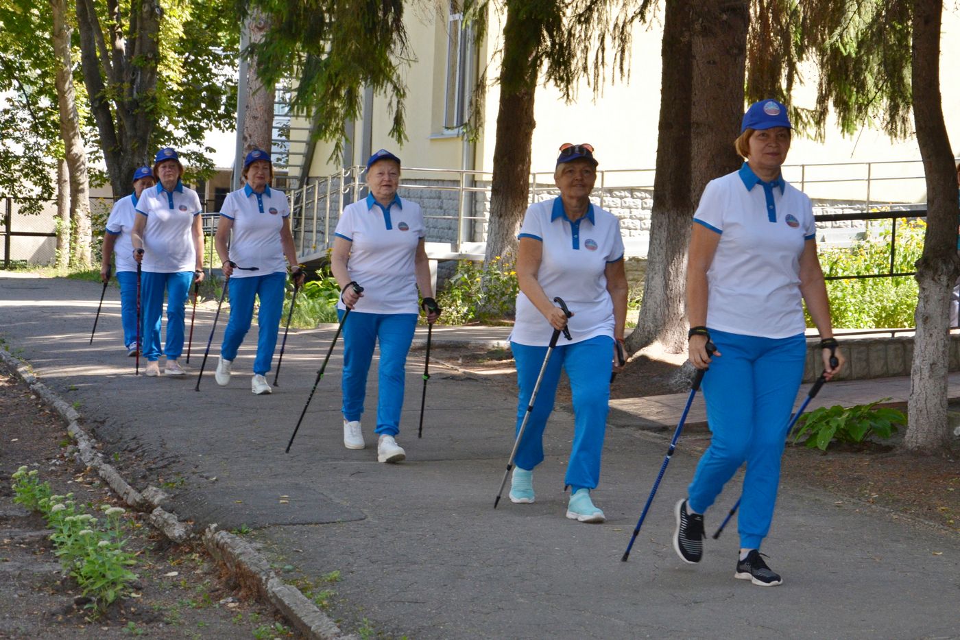 У Харкові учасники «Університету третього віку» готуються до чемпіонату зі скандинавської ходьби - 1