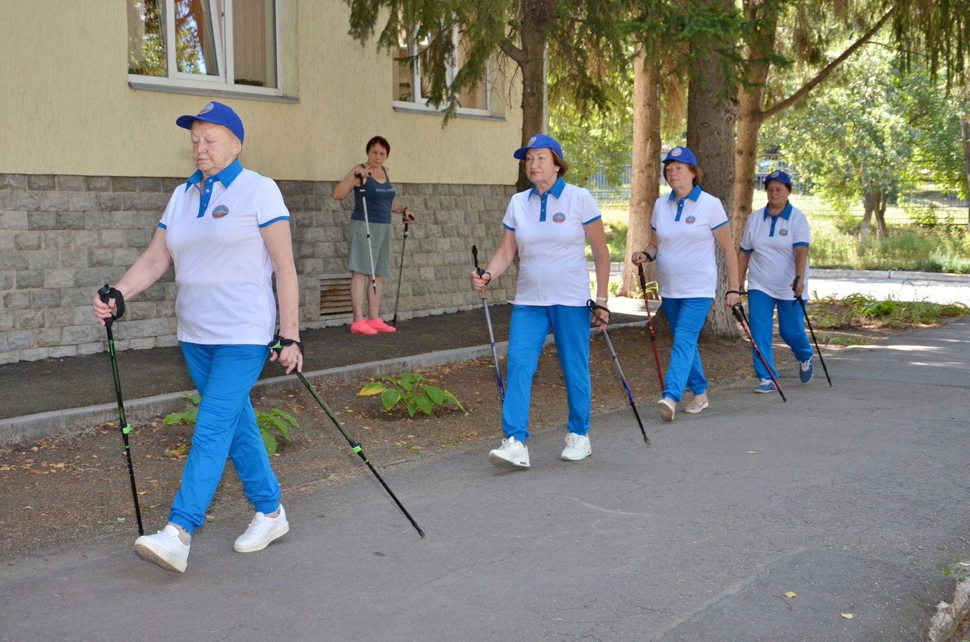 У Харкові учасники «Університету третього віку» готуються до чемпіонату зі скандинавської ходьби - 12