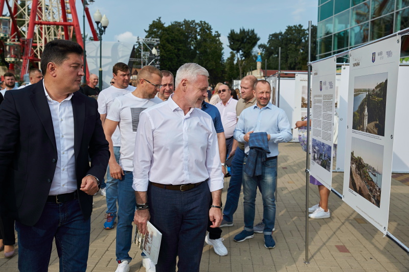 У парку Горького відкрилася виставка фотографій українських міст