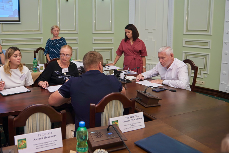 Заборона на незаконну торгівлю і допомога громадським організаціям, - Ігор Терехов зустрівся з харків'янами - 4