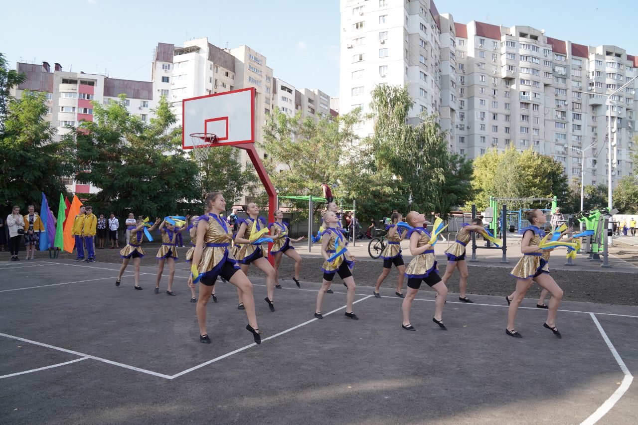 У школі № 94 відкрили реконструйований стадіон - 1