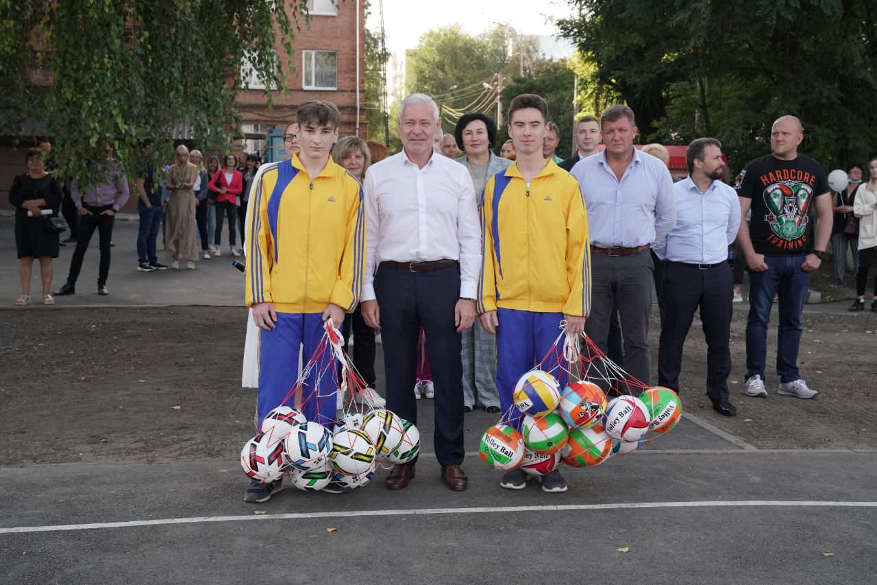 У школі № 94 відкрили реконструйований стадіон - 9