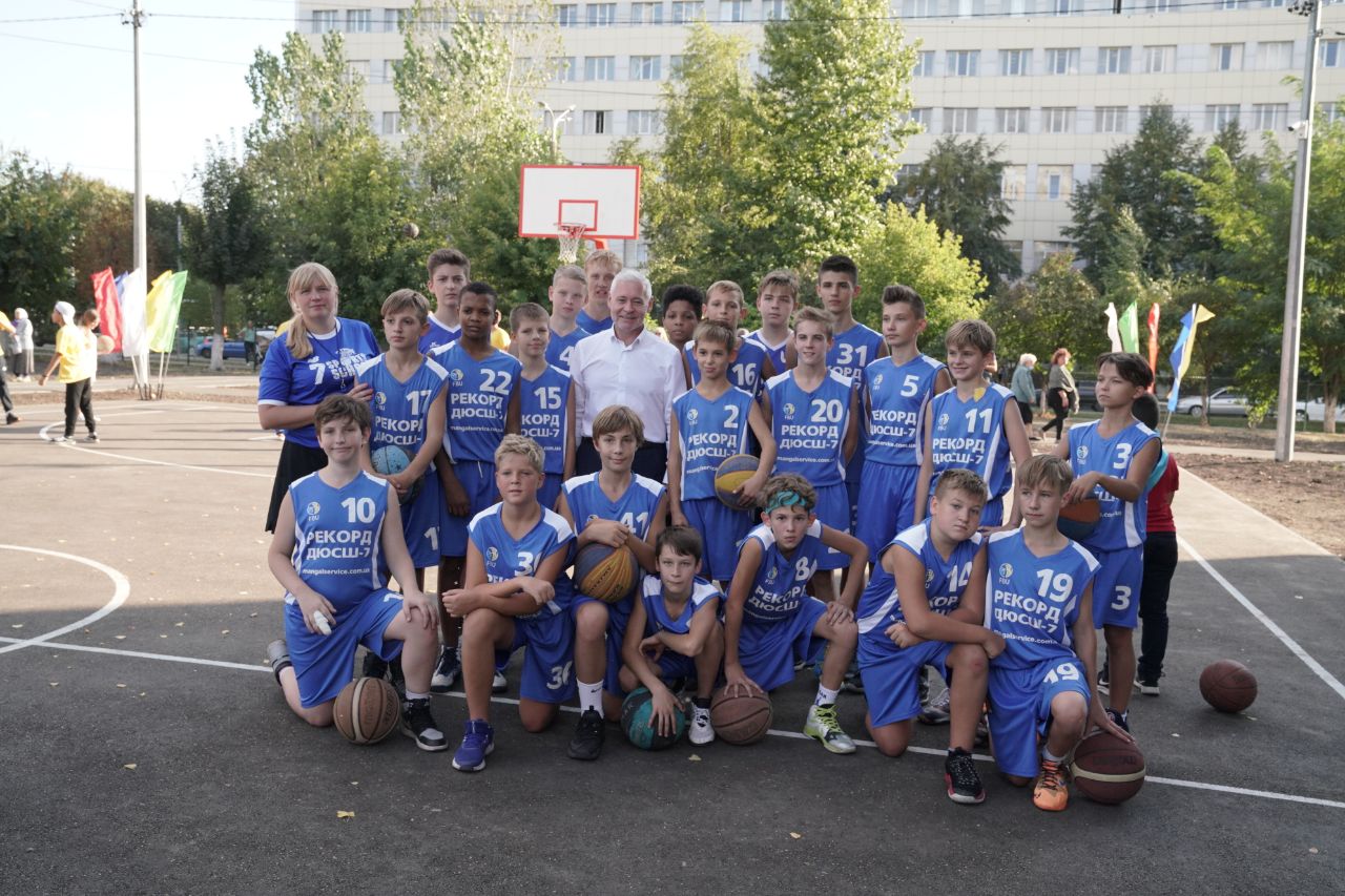 У школі № 94 відкрили реконструйований стадіон - 13
