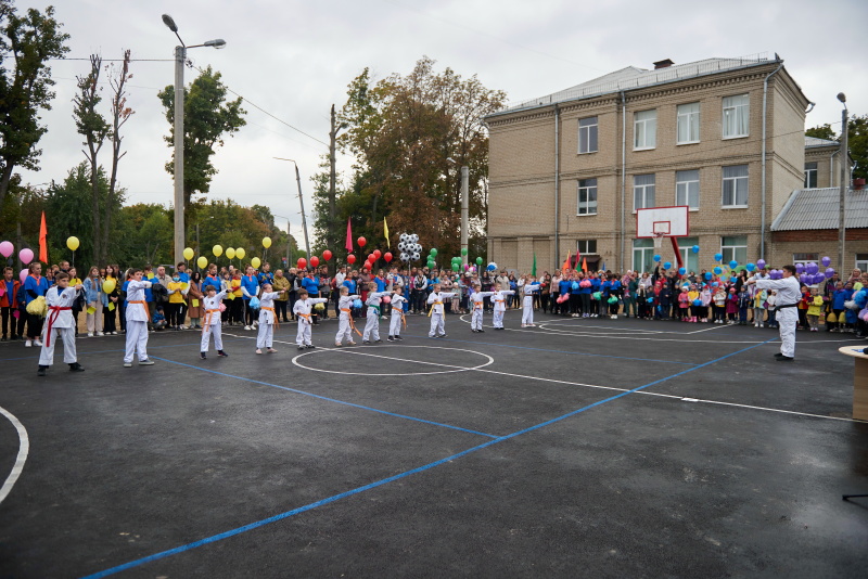 У школі №63 відкрили сучасний стадіон - 4