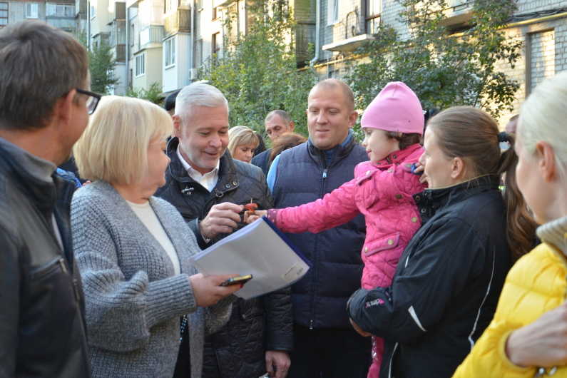 На вулиці Маршала Рибалка відкрили сучасну локацію для відпочинку - 3