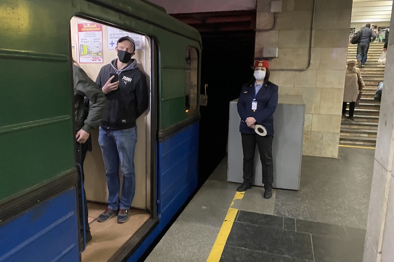 У харківському метро проходять рейди з виявлення порушників маскового режиму - 1