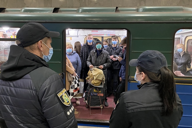 У харківському метро проходять рейди з виявлення порушників маскового режиму - 3