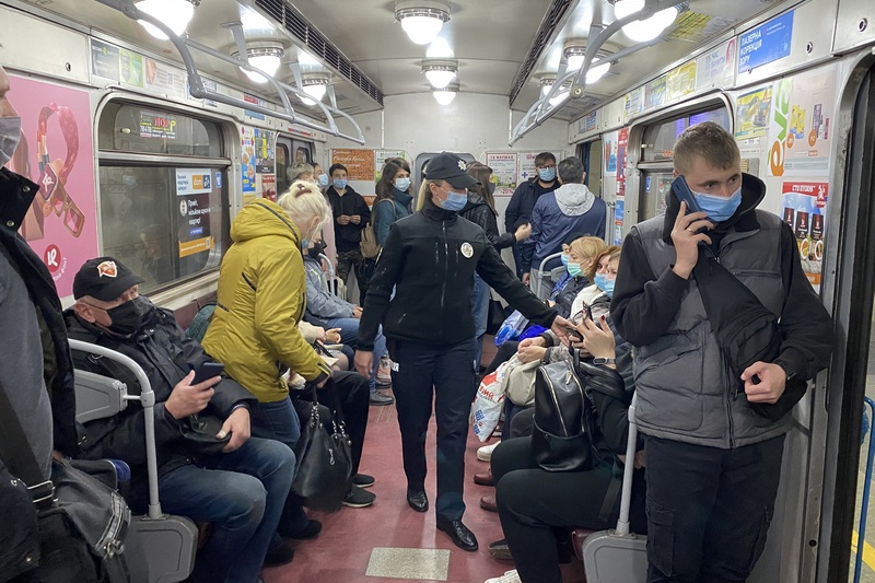 У харківському метро проходять рейди з виявлення порушників маскового режиму - 4