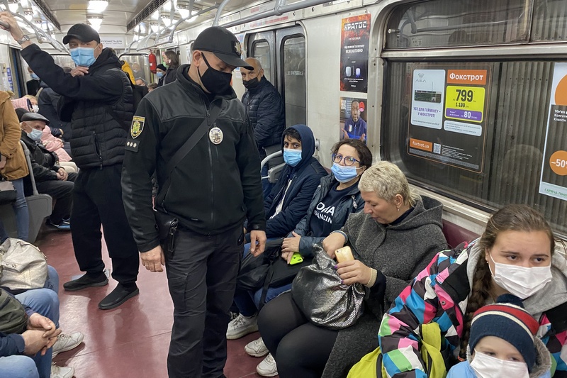 У харківському метро проходять рейди з виявлення порушників маскового режиму - 6