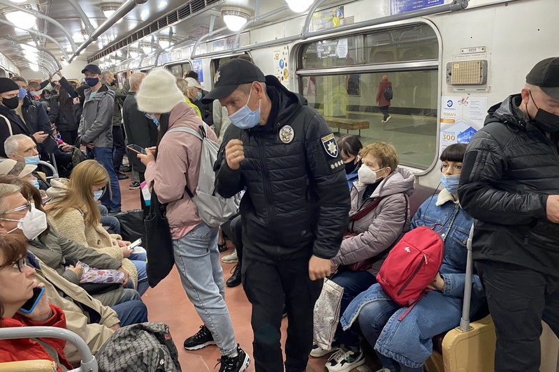 У харківському метро проходять рейди з виявлення порушників маскового режиму - 8