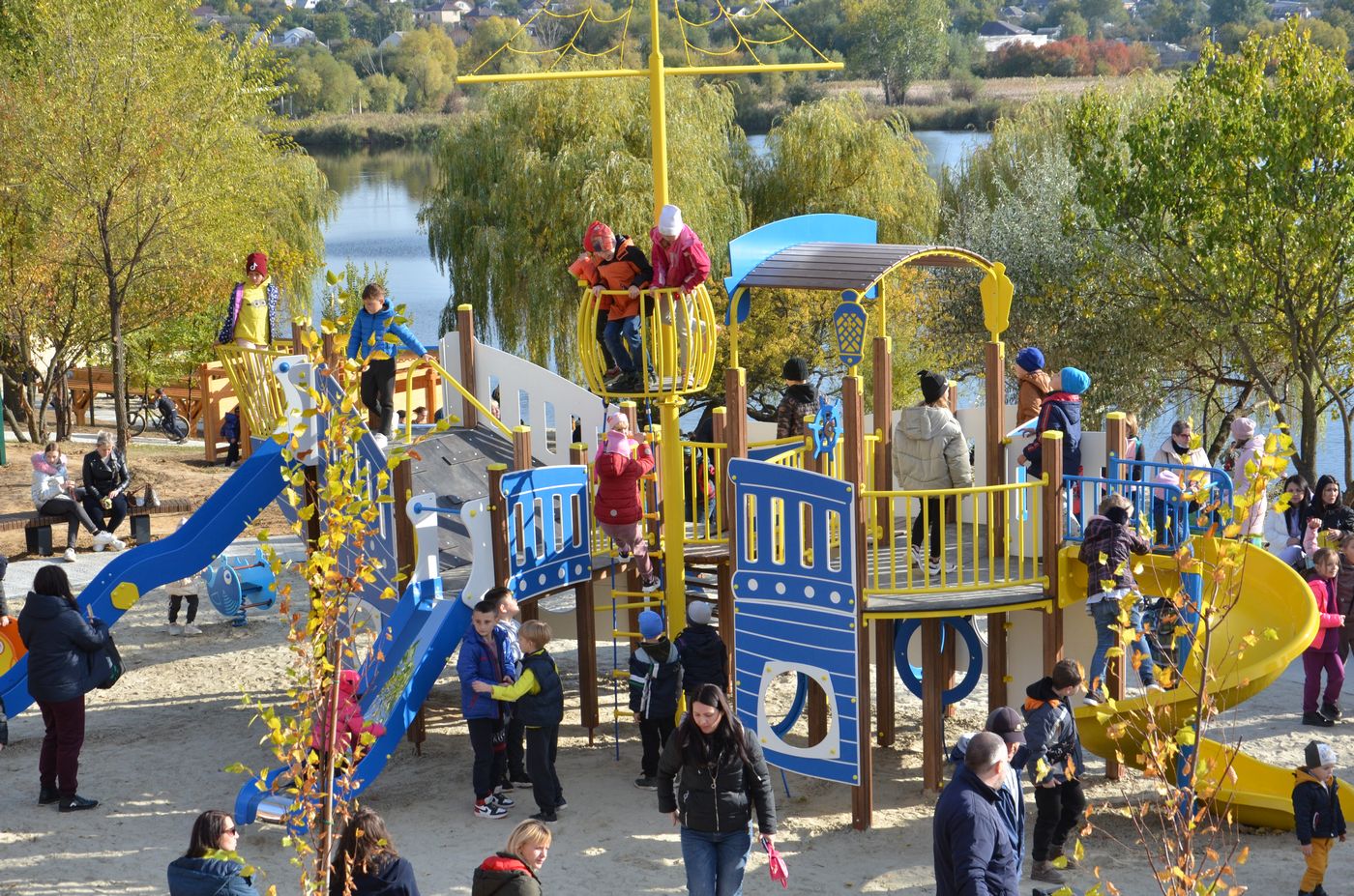 Шезлонги і волейбольне поле - на Петренках облаштували пляжну зону - 7