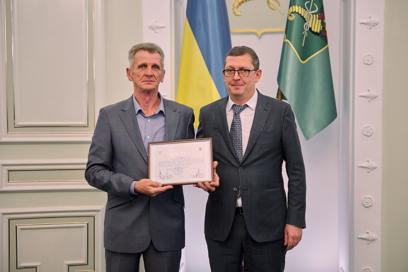 У міськраді вручили нагороди водіям та працівникам дорожнього господарства - 16