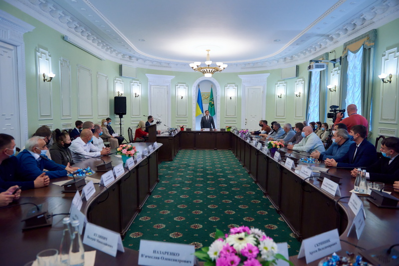 Олександр Новак привітав водіїв та дорожників з їхнім святом