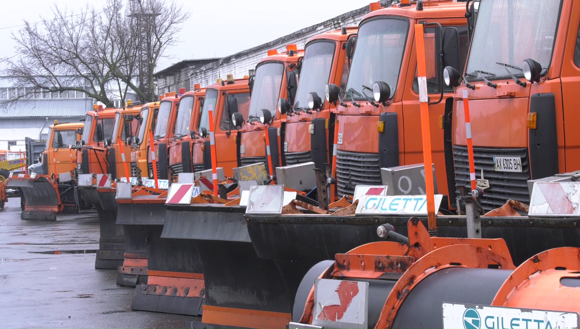 У Харкові підготували снігоприбиральну техніку - 4