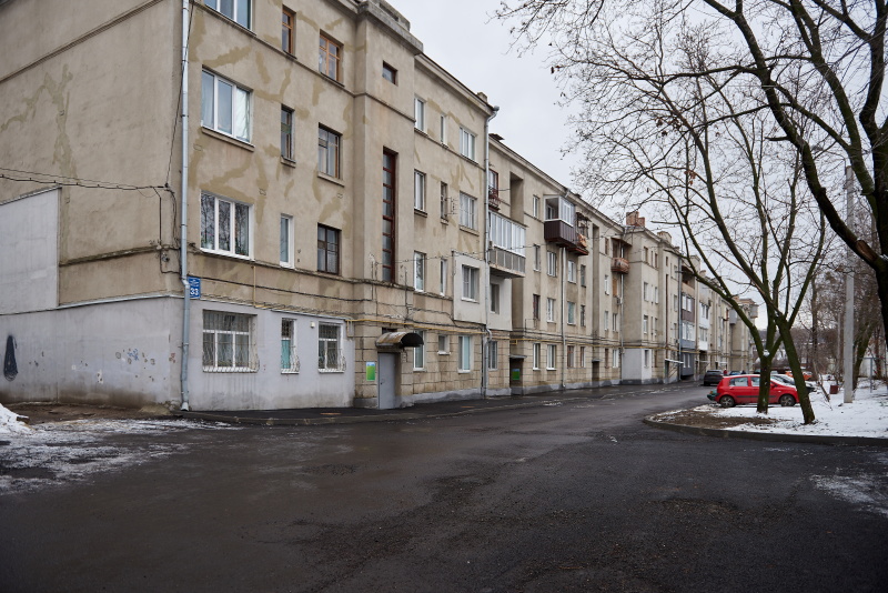 На вулиці Іскринській, 33 впорядковують територію - 1