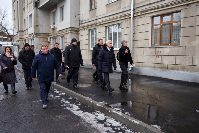 На вулиці Іскринській, 33 впорядковують територію - 3
