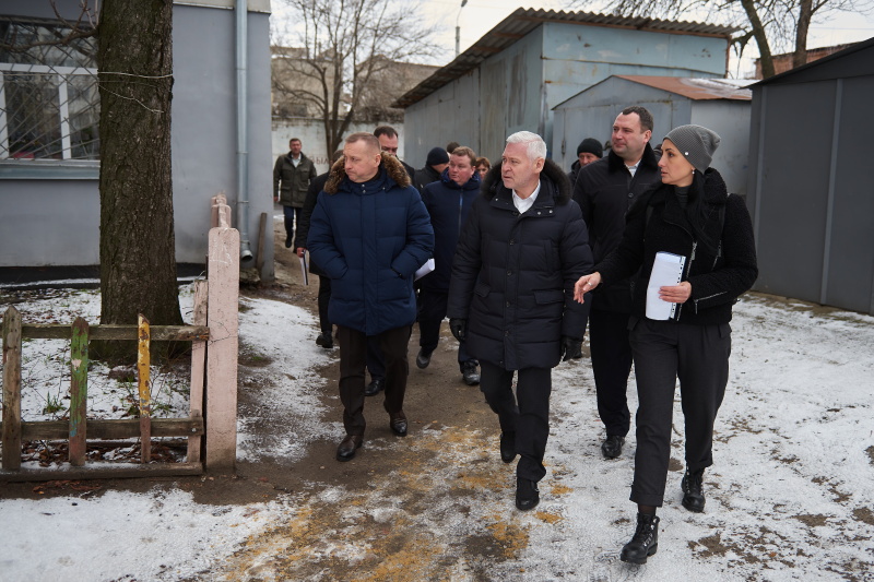 На вулиці Іскринській, 33 впорядковують територію - 5