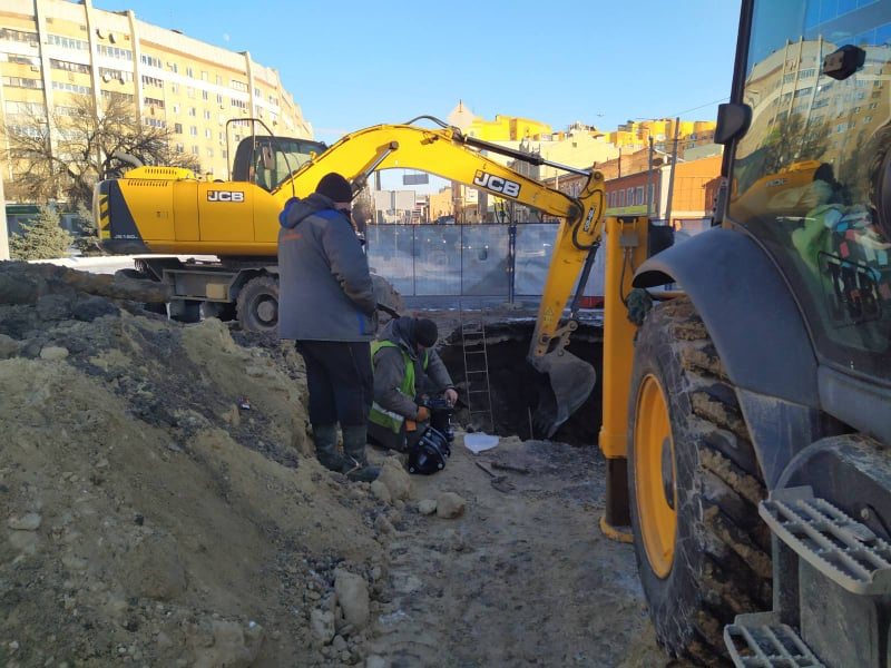 На Московському проспекті ліквідують пошкодження на трубопроводі