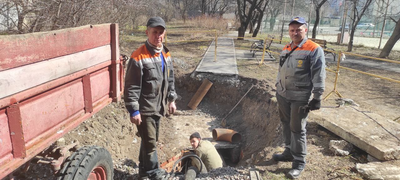 Бригади «Тепломереж» замінюють пошкоджені обстрілами трубопроводи