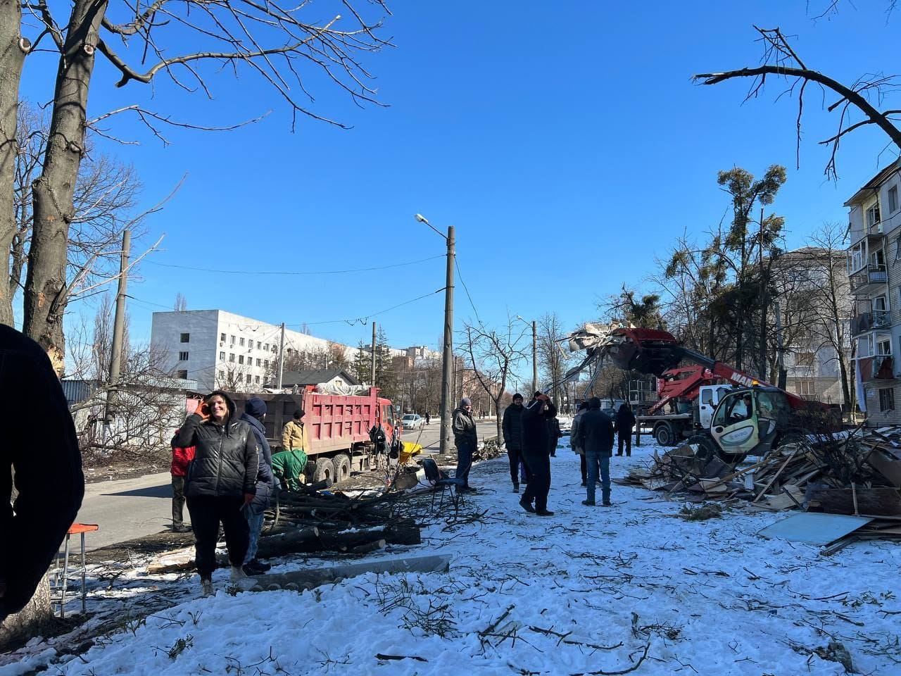 Понад тисячу волонтерів допомагають прибирати Харків після бомбардувань - 2