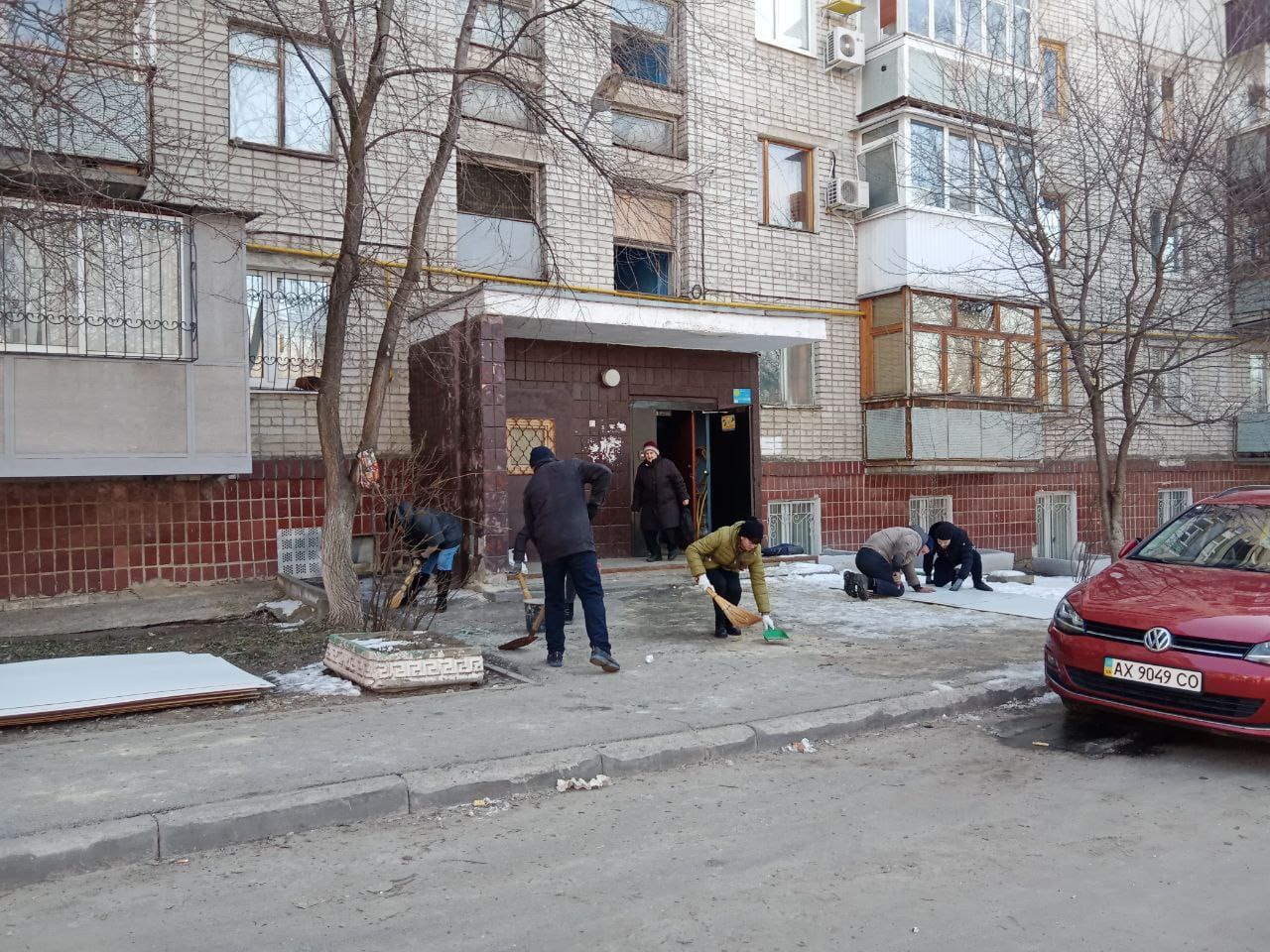 Понад тисячу волонтерів допомагають прибирати Харків після бомбардувань - 4