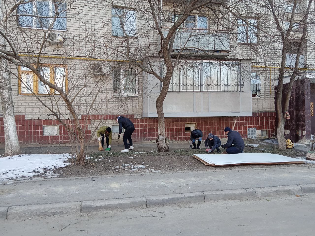 Понад тисячу волонтерів допомагають прибирати Харків після бомбардувань - 5