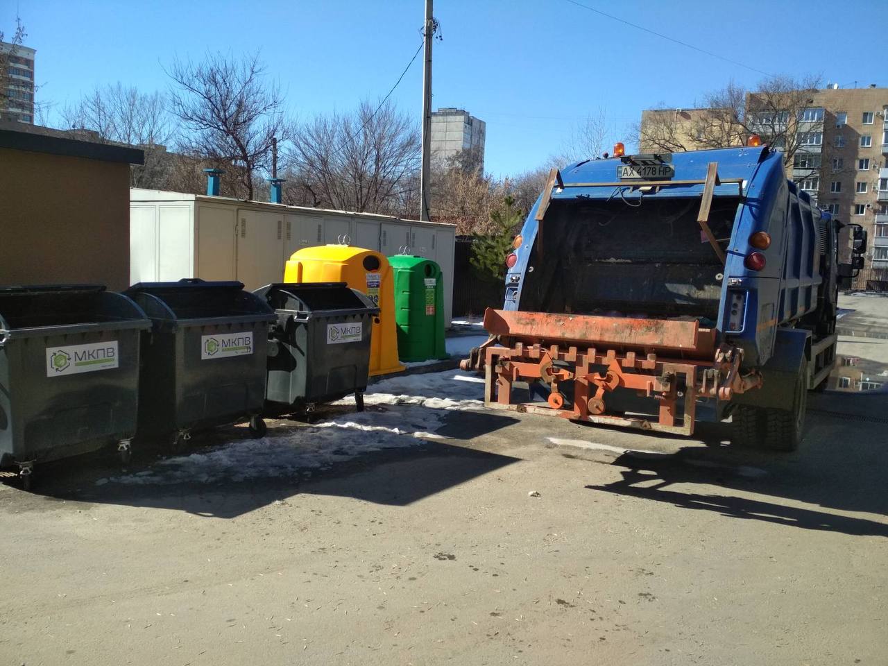 Попри надскладні умови, у Харкові продовжують стабільно вивозити сміття