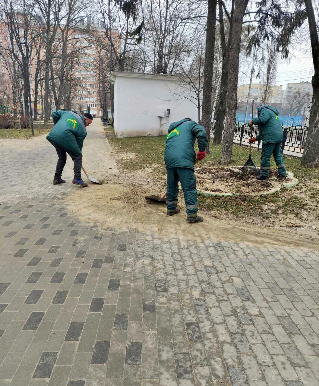 Комунальні служби продовжують слідкувати за чистотою парків та скверів