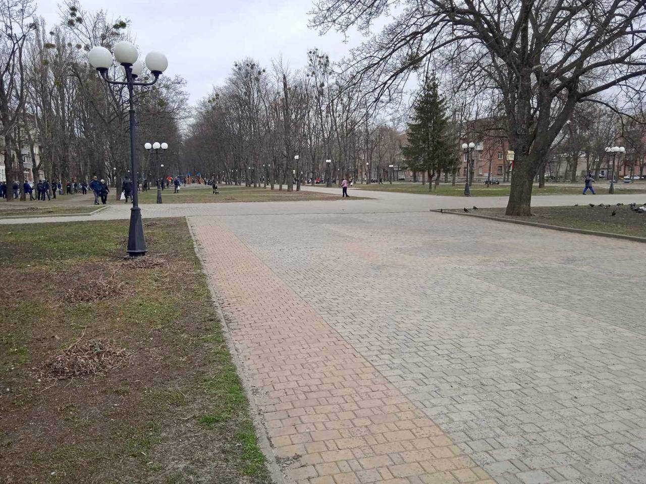 На проспекті Незалежності триває підготовка до весняно-літнього сезону