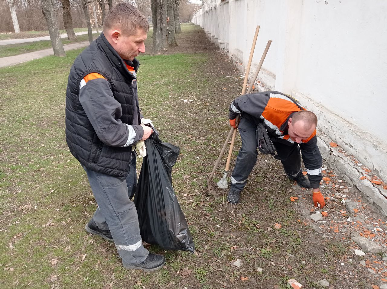 Співробітники «Харківських теплових мереж» прибирають місто після зими