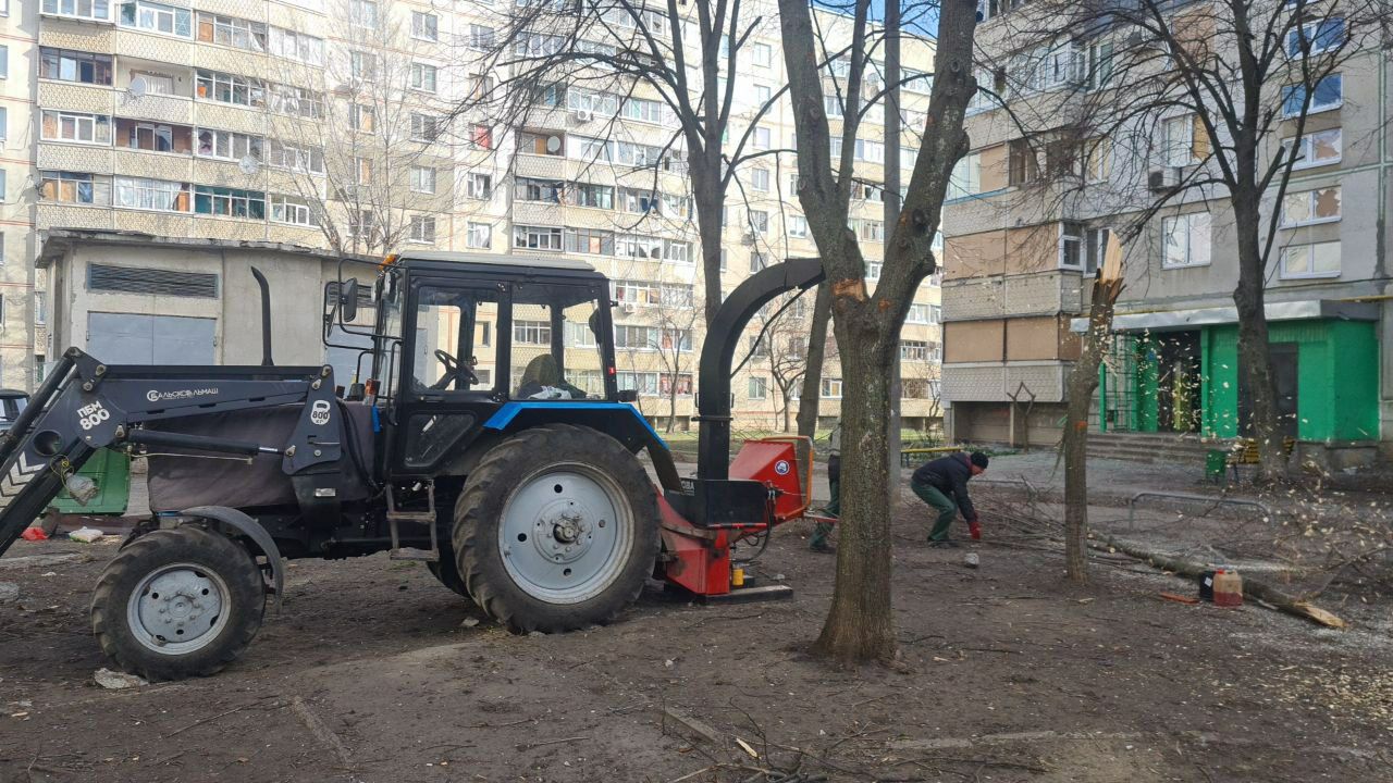 Комунальники прибирають дерева, що впали внаслідок обстрілів
