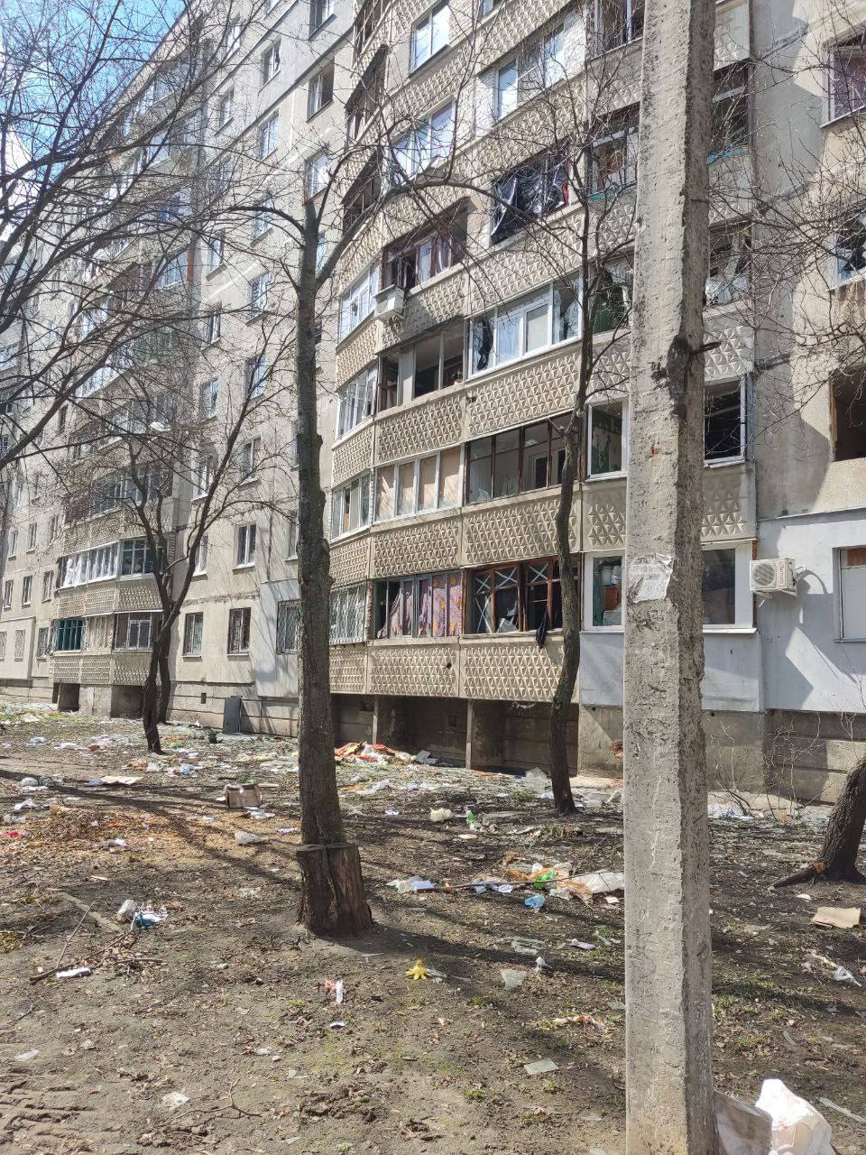 Харківські волонтери та комунальники розбирають завали та сміття