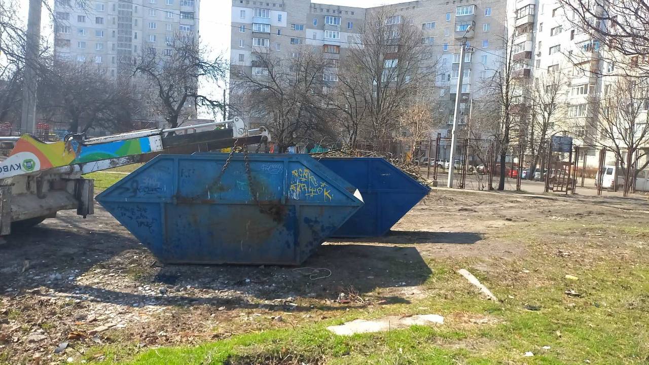 У Харкові щодня працює спецтехніка з вивезення сміття
