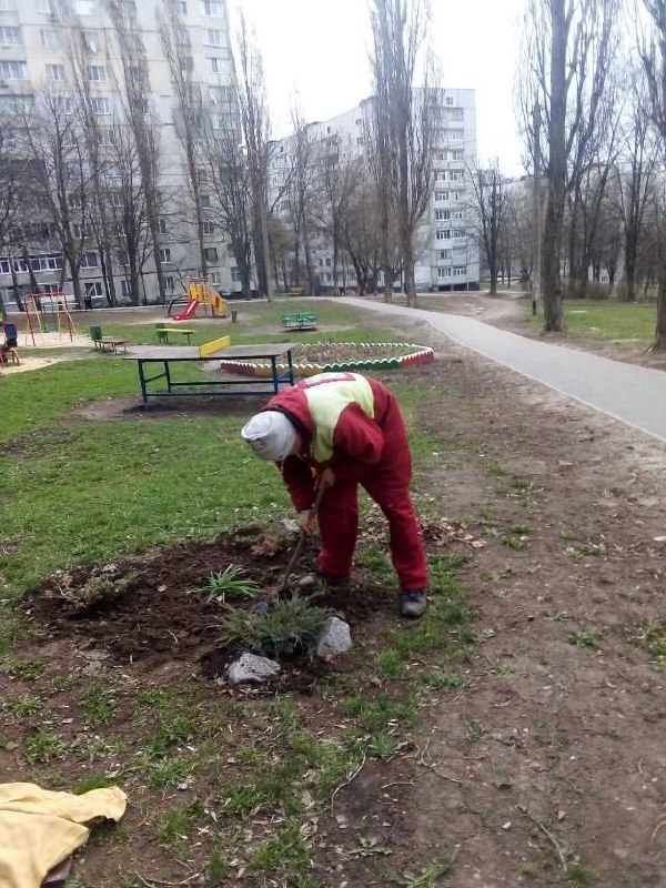 Харківські двірники прибирають прибудинкові території 