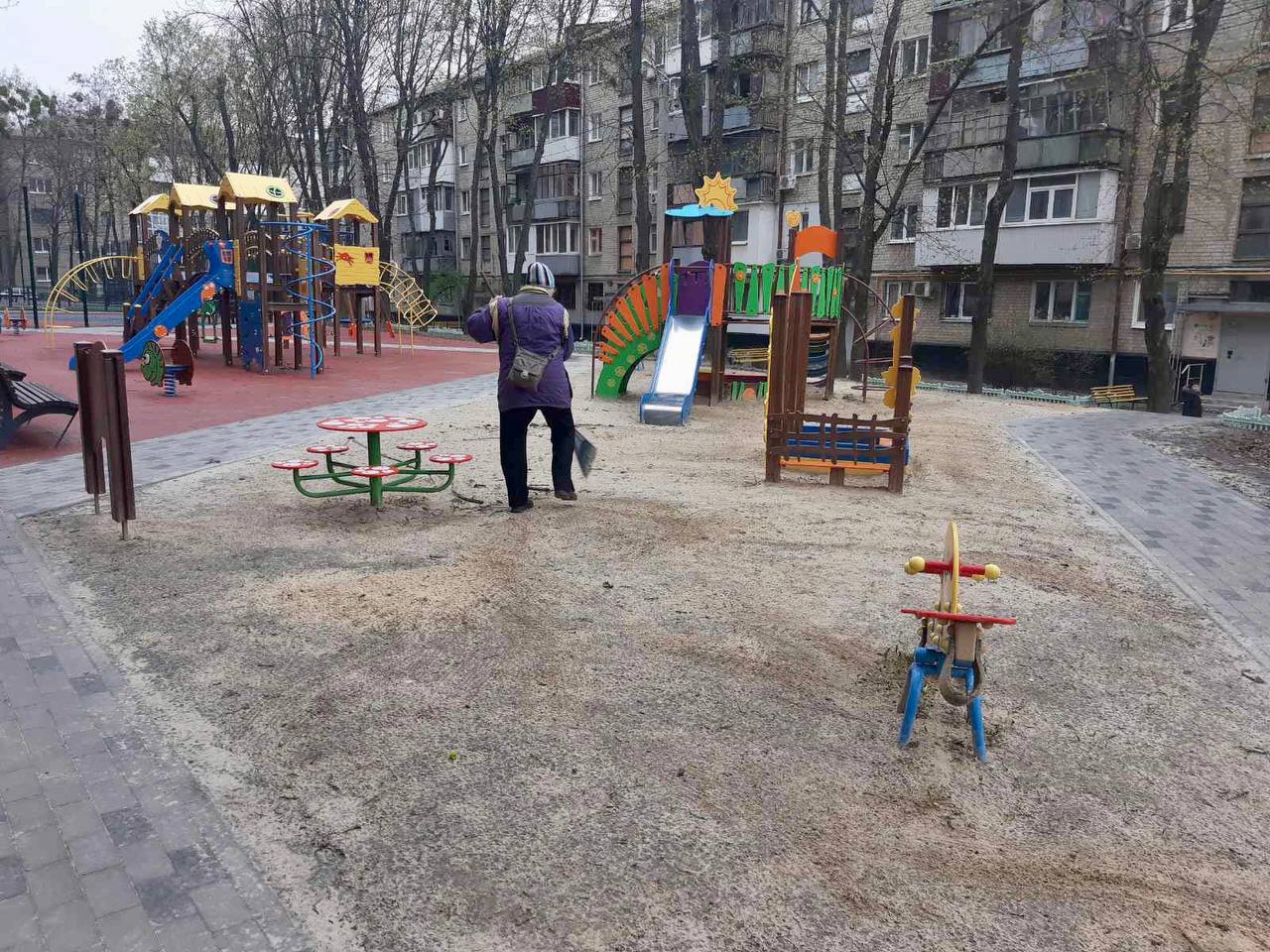 Бригади «Харківзеленбуд» прибирають парки та планують висадку квітів