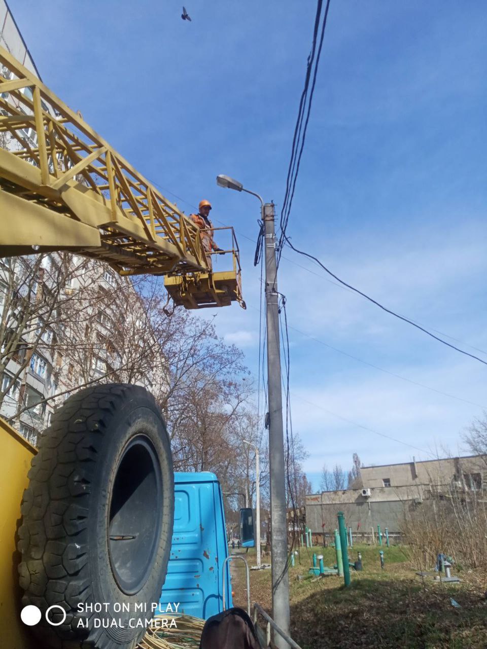 «Міськсвітло» ремонтує мережі та допомагає обкладати пам'ятники