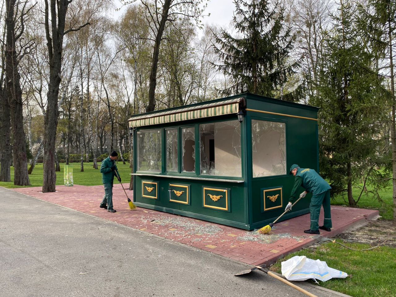 У парку Горького ліквідують наслідки ворожих обстрілів