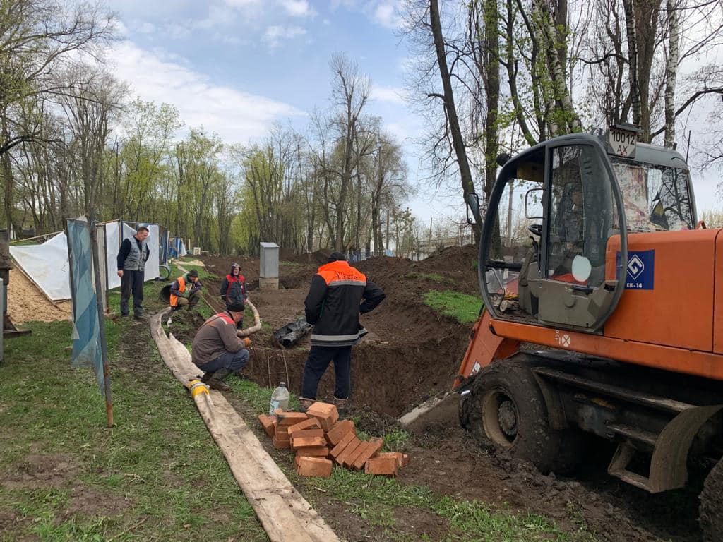 У Новобаварському районі ремонтують пошкоджений каналізаційний колектор