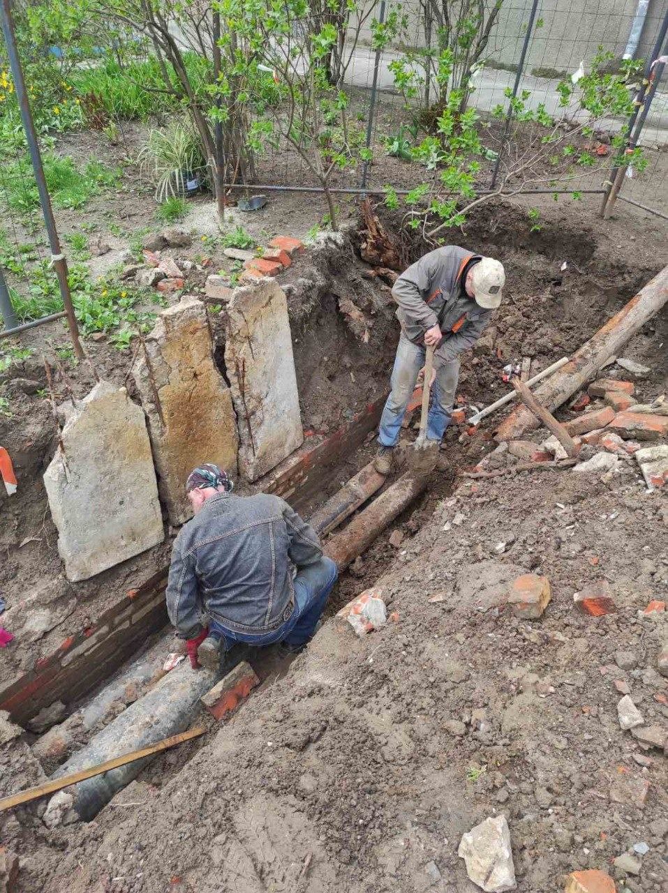 Бригади «Тепломереж» усувають пошкодження та відновлюють гаряче водопостачання