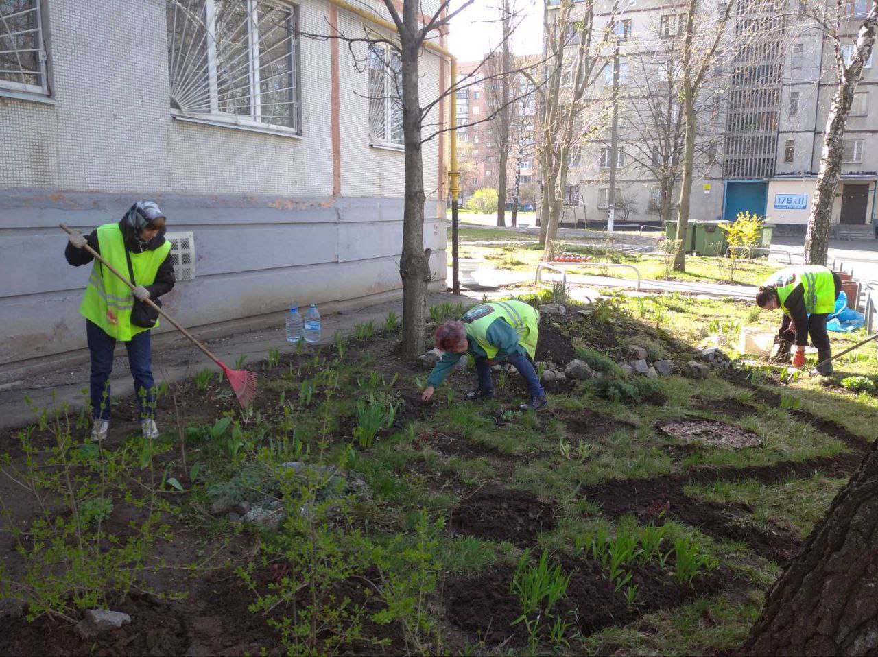 Комунальники висаджують квіти та прибирають місто 