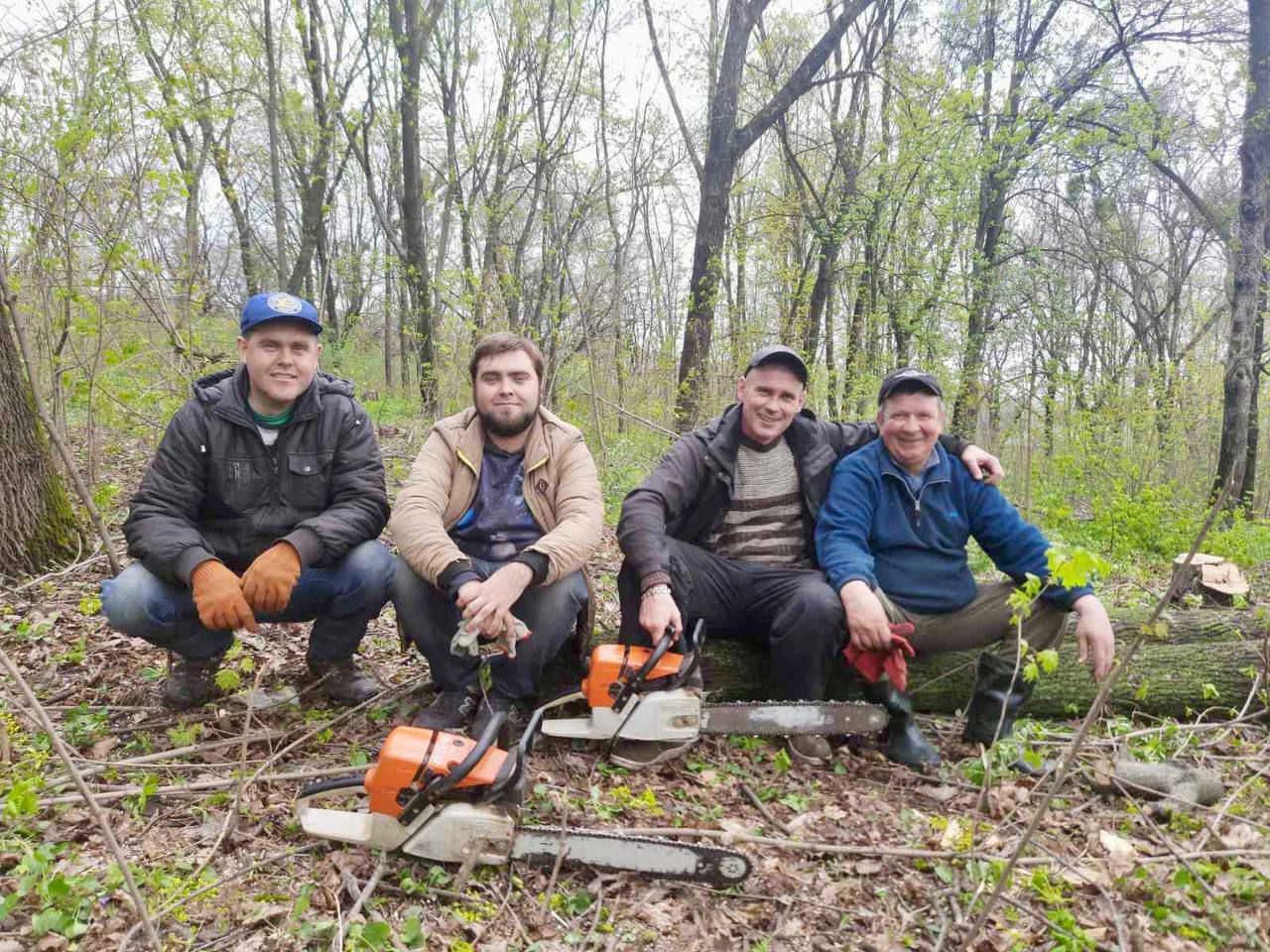 «Харківзеленбуд» розпилює та вивозить пошкоджені дерева 