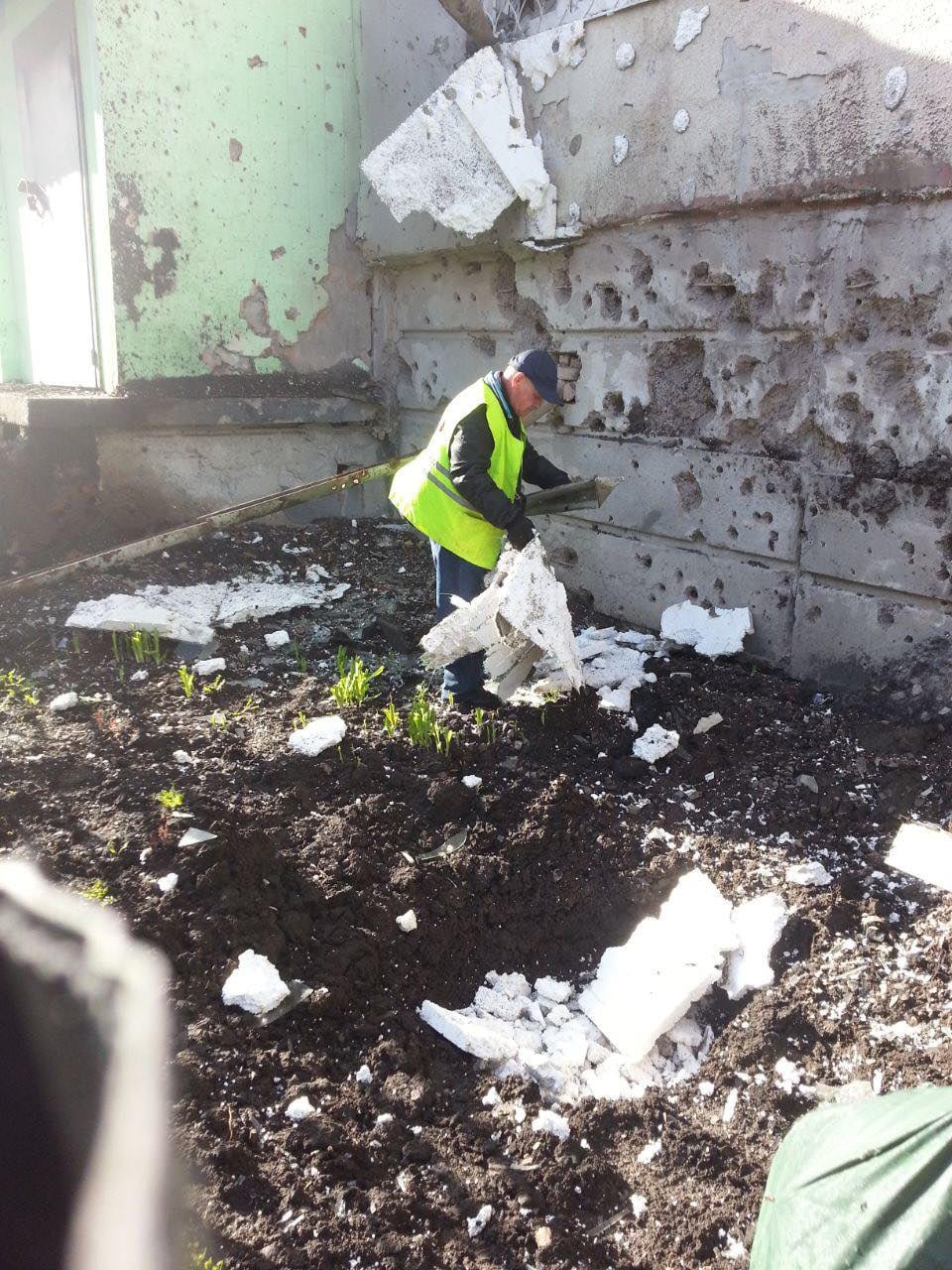 У Московському районі висаджують квіти та прибирають двори після обстрілів