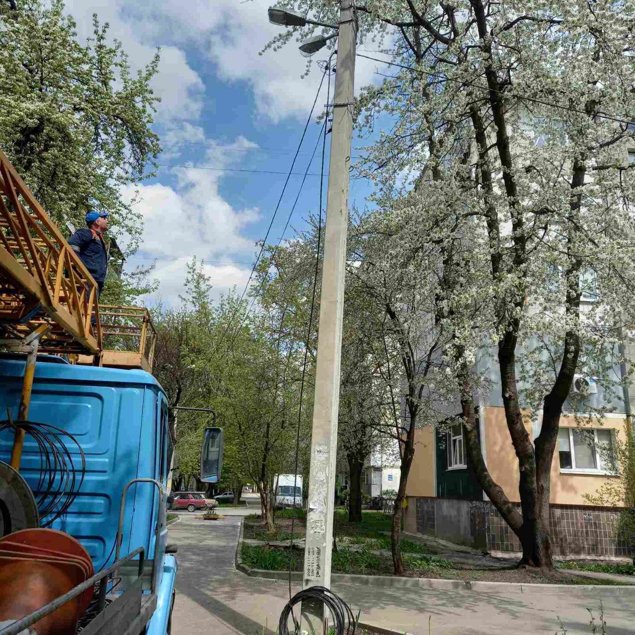 У місті продовжують відновлювати зовнішнє освітлення