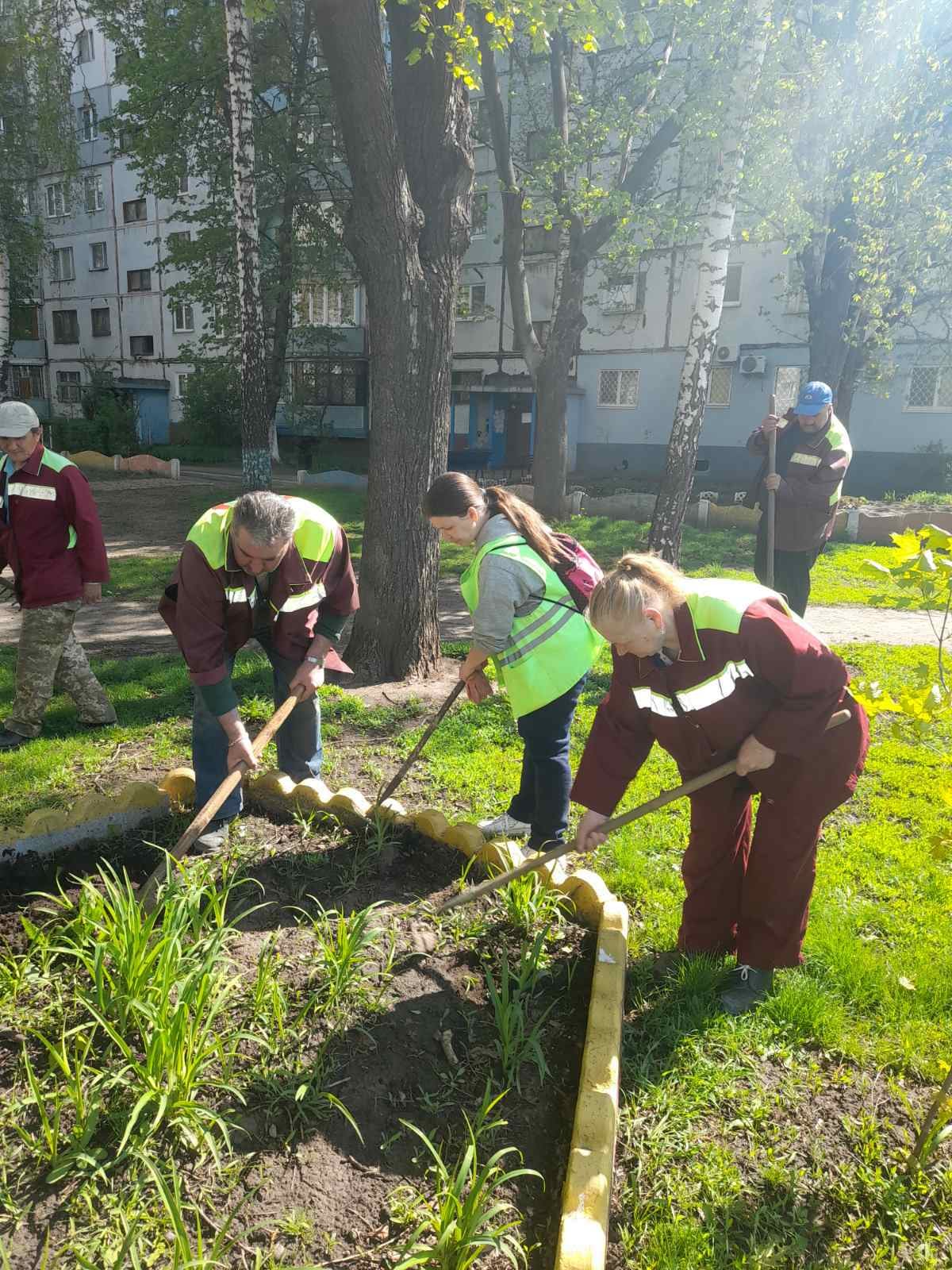 Комунальники упорядковують двори харків'ян - 7