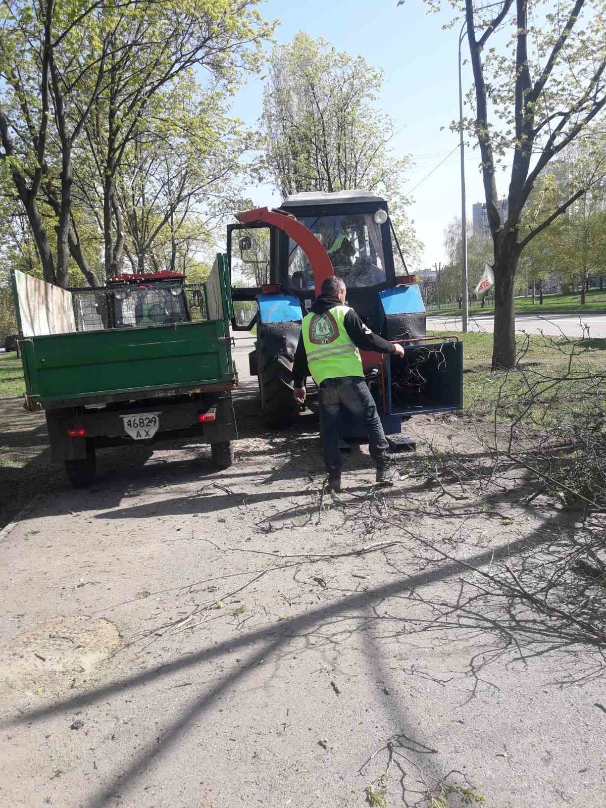 Комунальники упорядковують двори харків'ян - 9