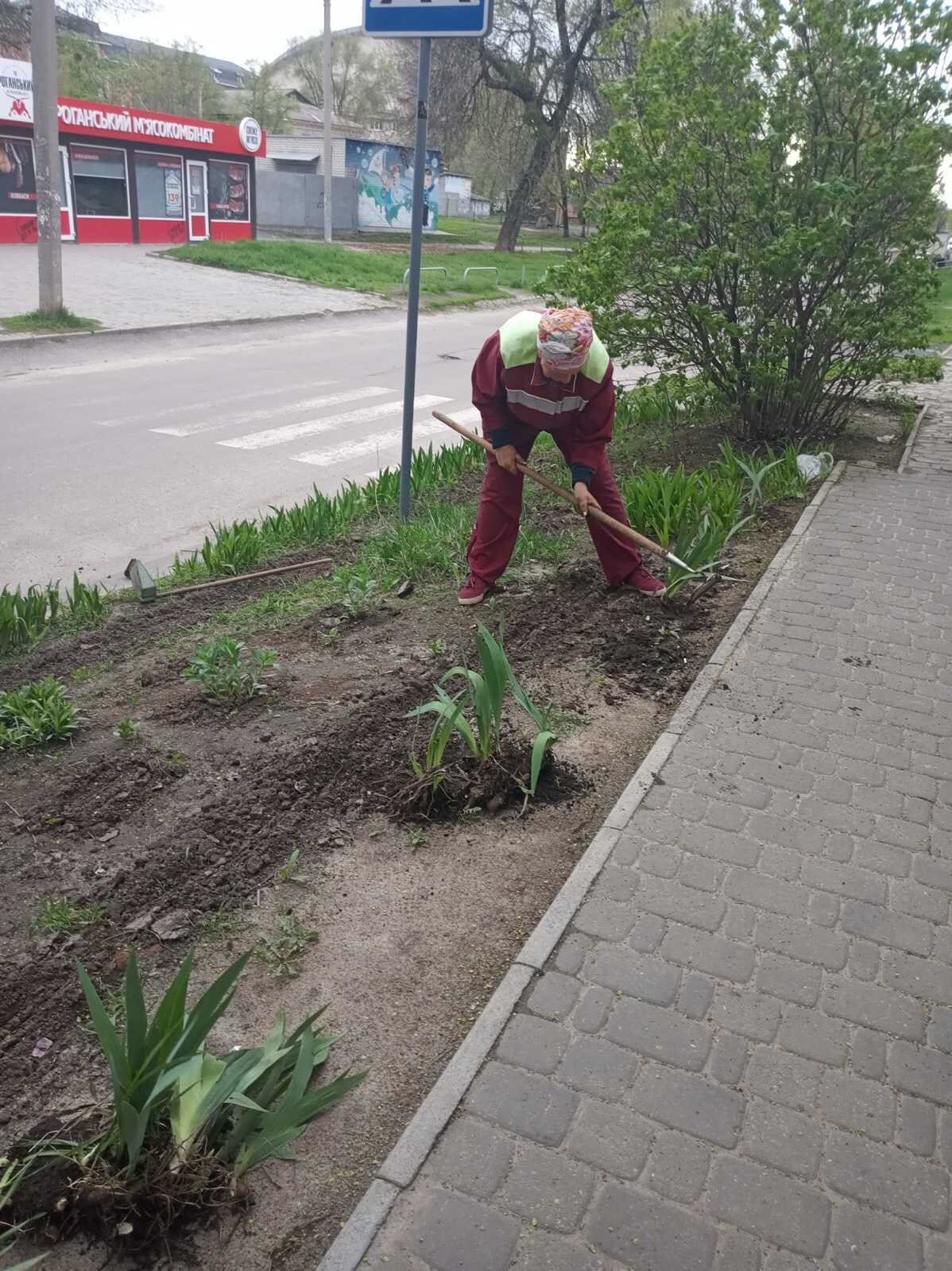 Комунальники упорядковують двори харків'ян - 15