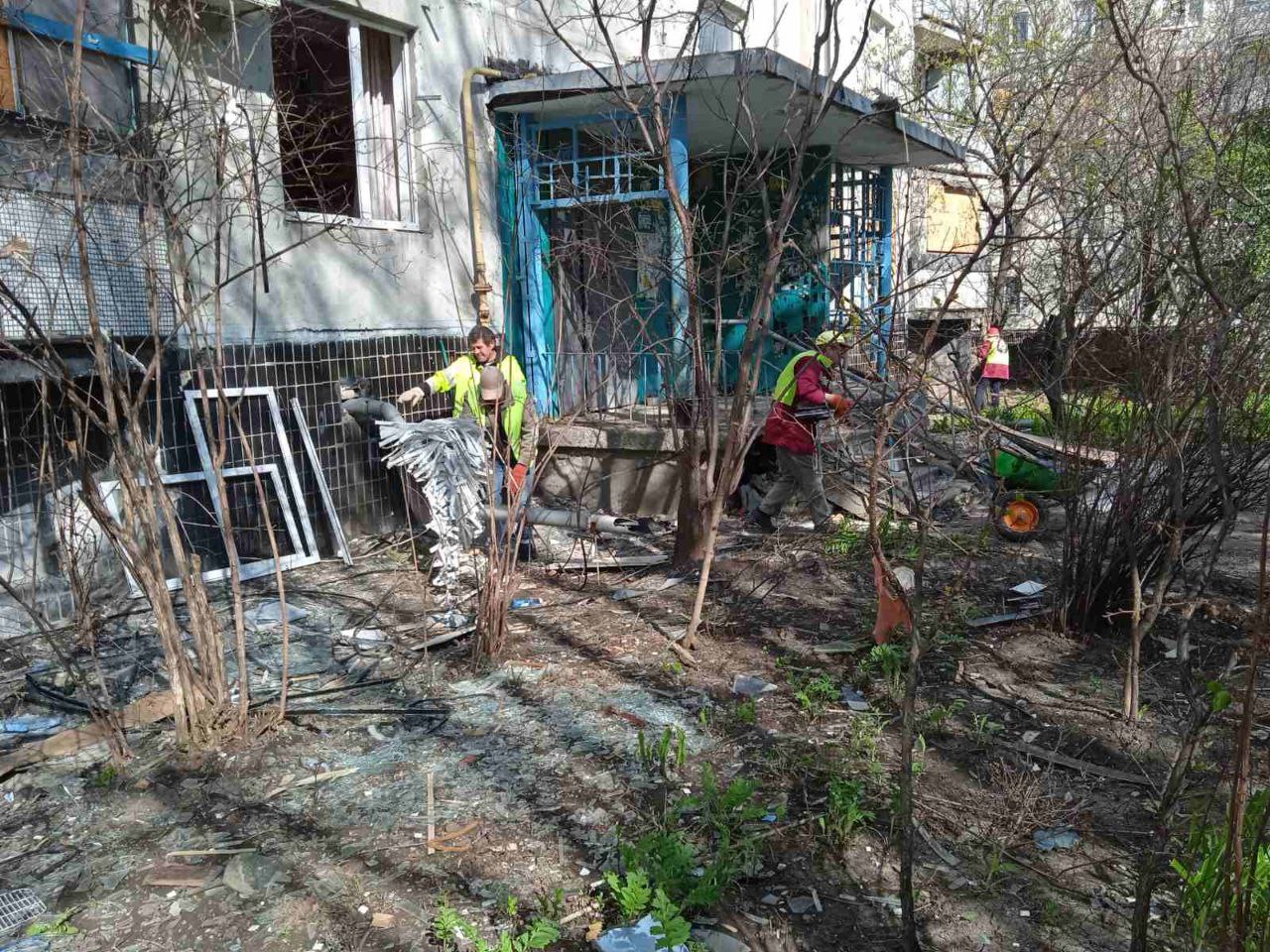 У Харкові більше півтисячі двірників прибирають наслідки обстрілів 
